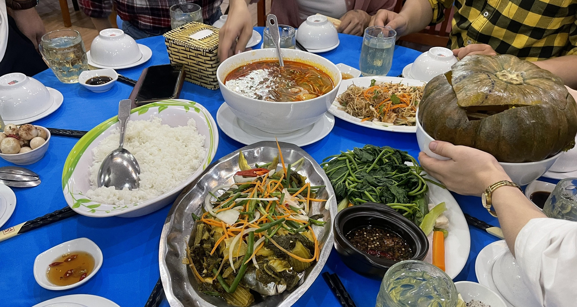 Bị dè bỉu vì gom thức ăn thừa, mẹ chồng giàu nói câu khiến đối phương im bặt