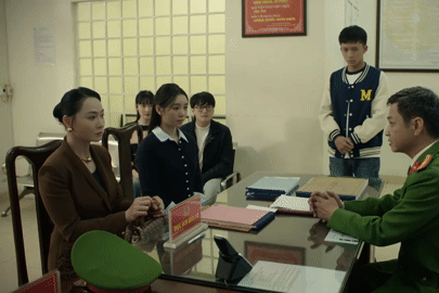 'Bước chân vào đời' tập 13: Bà Dung xuống nước trước chị em Thương ở đồn công an