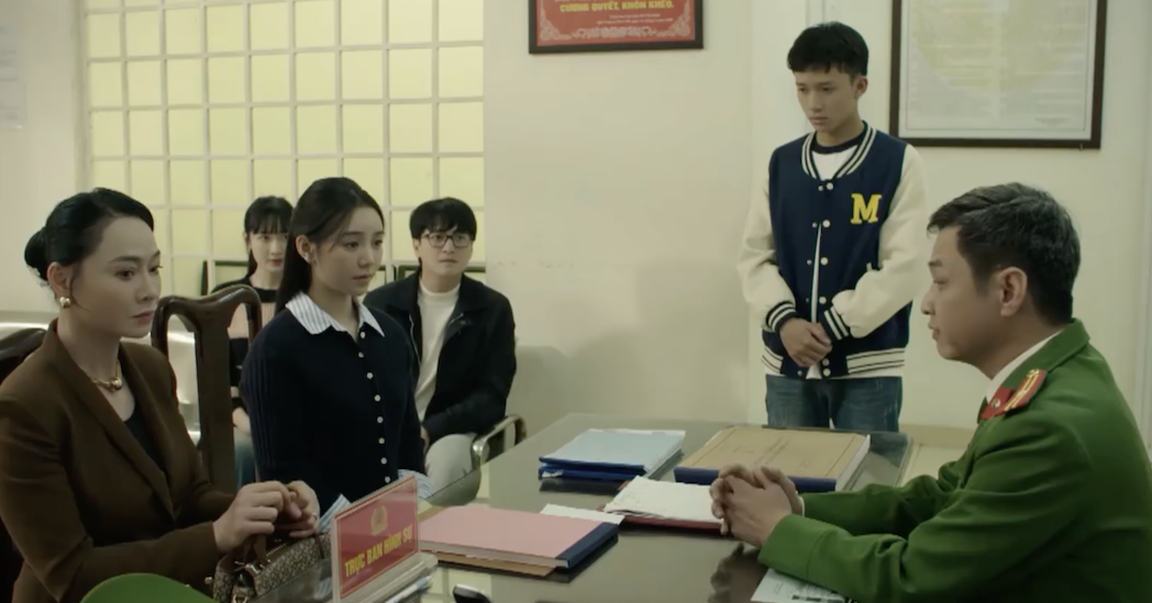 Bước chân vào đời tập 13: Bà Dung xuống nước trước chị em Thương ở đồn công an