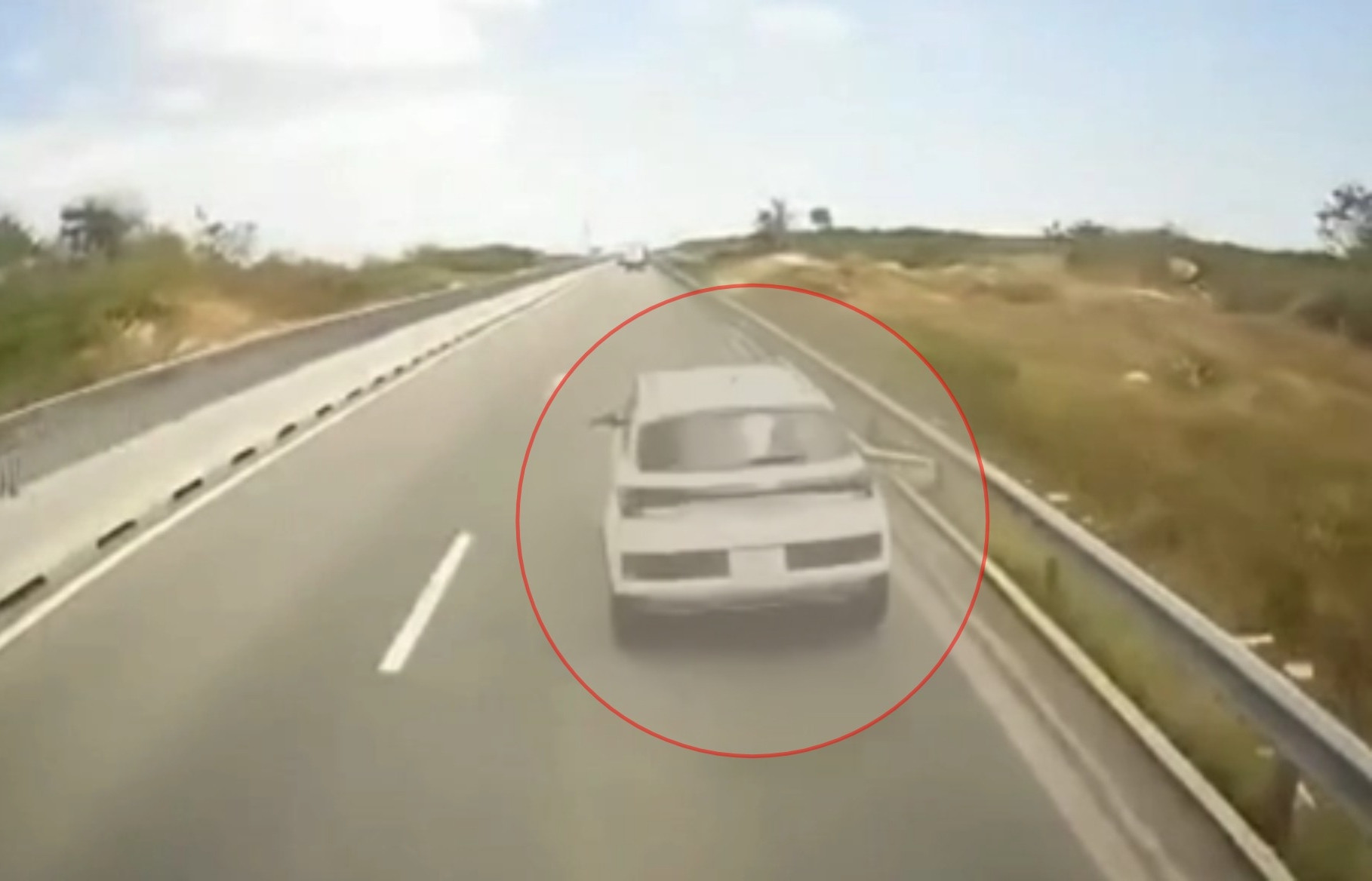 Cao tốc thiếu làn dừng khẩn cấp, tài xế ô tô 'đánh cược' với rủi ro