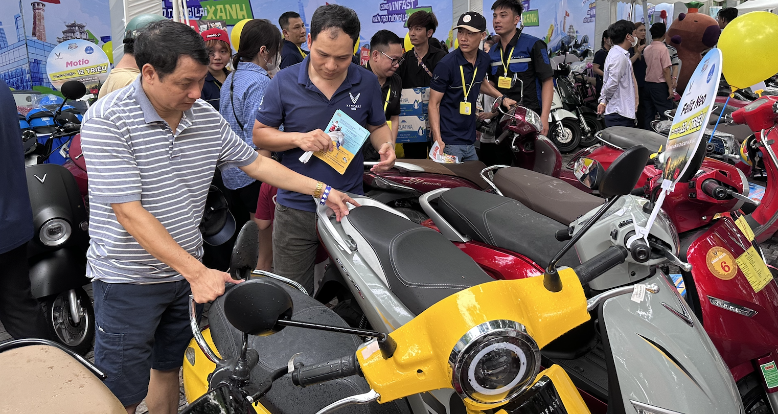 Chuyển sang xe điện: Bước đi chiến lược giảm áp lực nguồn cung xăng khoáng