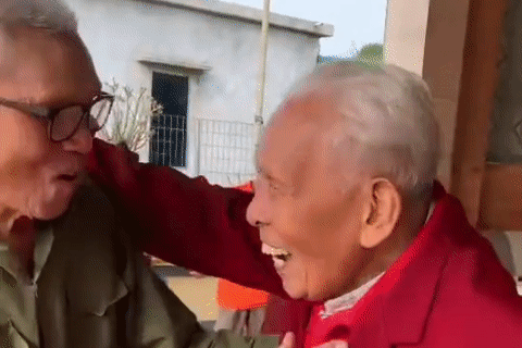 Đi gần 200km về thăm em trai 95 tuổi, anh 103 tuổi reo vui phút hội ngộ