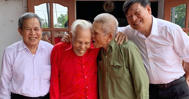 Cụ ông 103 tuổi hội ngộ em trai 95 tuổi sau 3 năm xa cách tại Hưng Yên