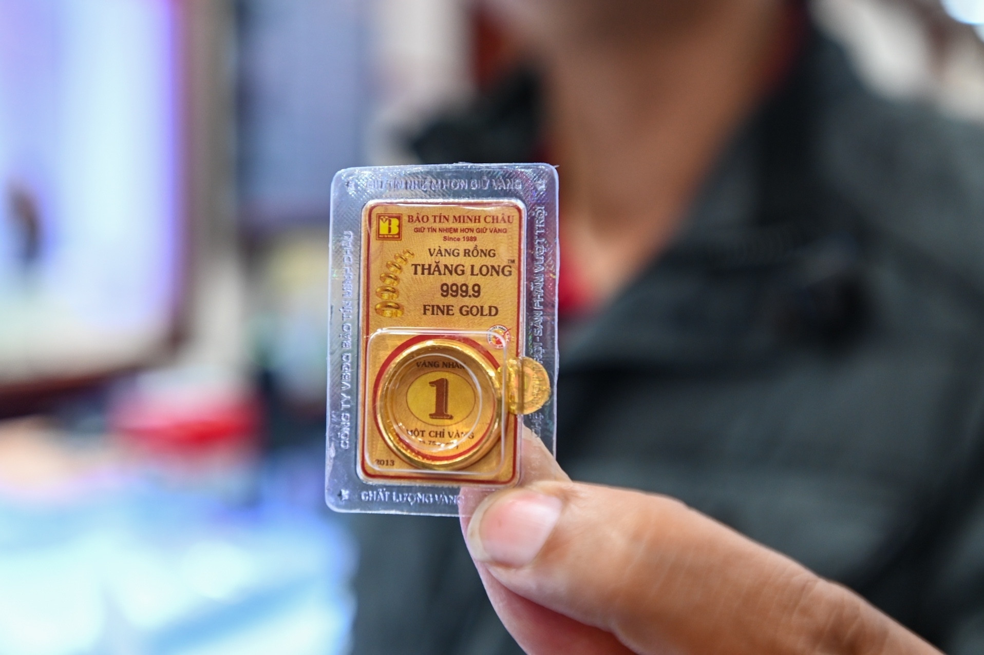 Giá vàng giảm vội vàng bắt đáy, lỗ ngay chục triệu đồng