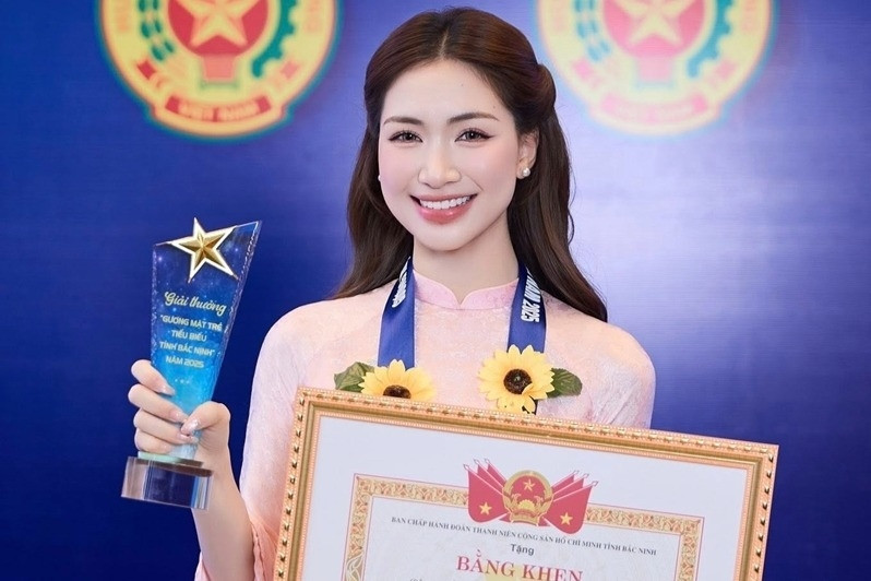 Hòa Minzy khoe tin vui