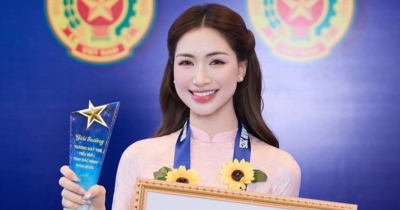 Hòa Minzy khoe tin vui