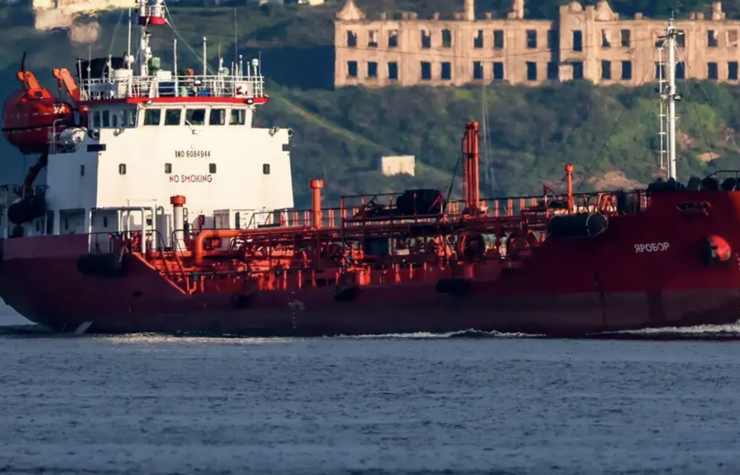 Iran dự tính thu phí 2 triệu USD với tàu đi qua eo biển Hormuz