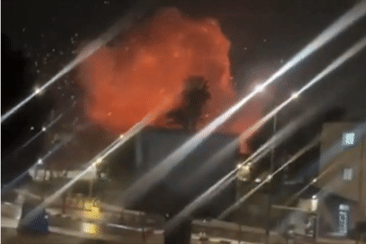  Khoảnh khắc tên lửa Iran lao thẳng xuống thành phố Israel 