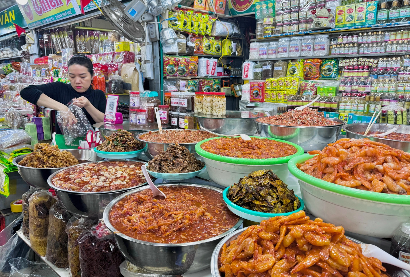 Khu chợ 127 năm tuổi nổi tiếng ở miền Trung, bán đầy đặc sản ngon, rẻ