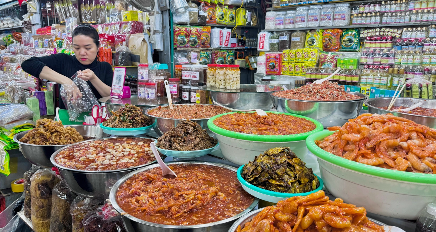 Chợ 127 năm tuổi ở miền Trung: Điểm hẹn ẩm thực với đặc sản ngon, giá rẻ