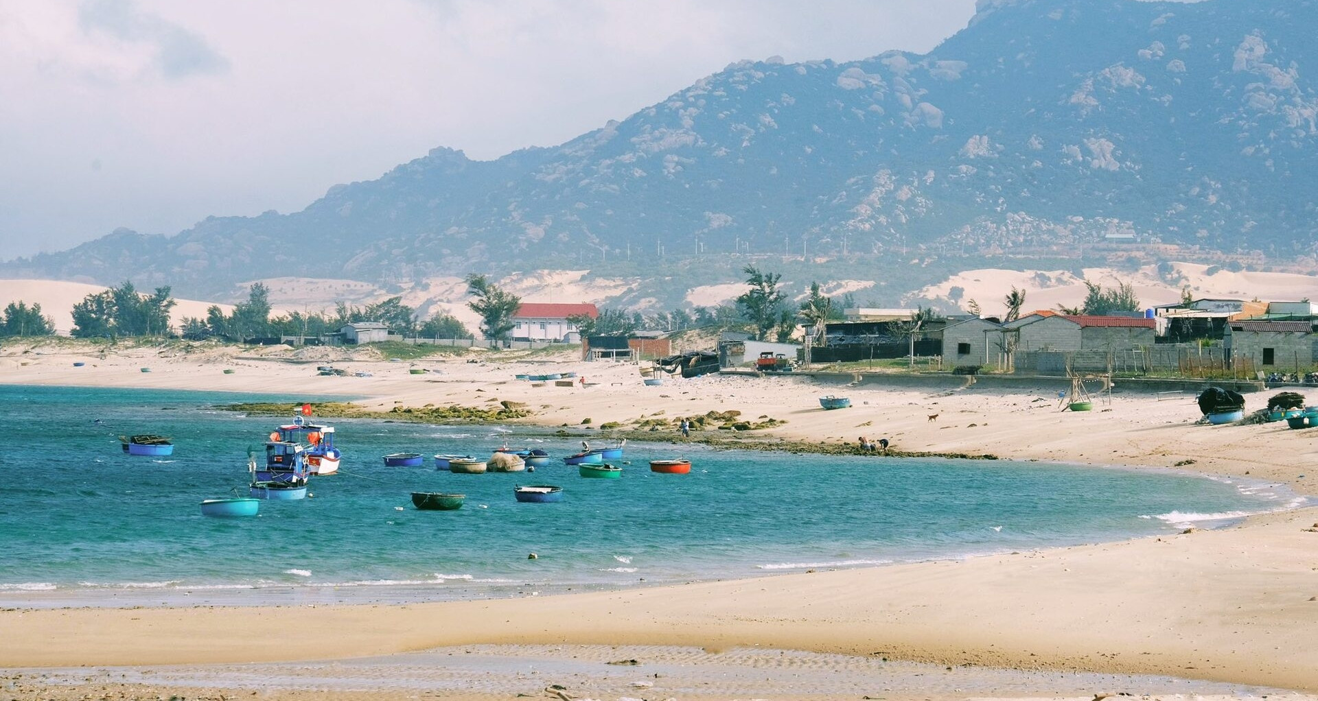Làng chài 'chạy gió' có khung cảnh siêu đẹp, ít người biết ở Khánh Hòa - Báo VietNamNet