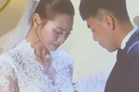 MC Huyền Trang VTV khóc như mưa khi nhận quà của chồng Đức Huy trong đám cưới