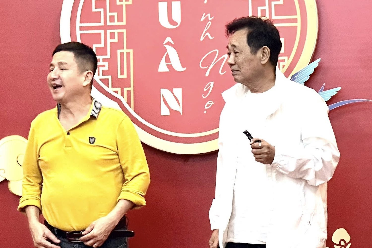 Chí Trung báo tin 'Ngọc hoàng' Quốc Khánh trở lại, Mỹ Tâm - Mai Tài Phến tình tứ trên máy bay