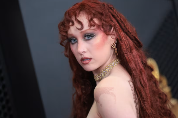 Nữ ca sĩ hở bạo bất ngờ bị cấm diễn