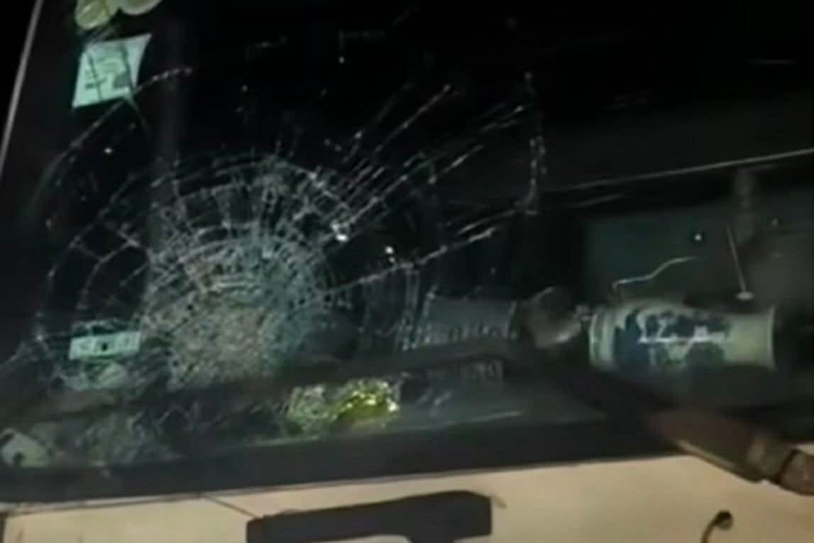 Ô tô liên tiếp vỡ kính khi chạy qua cao tốc ở Quảng Trị
