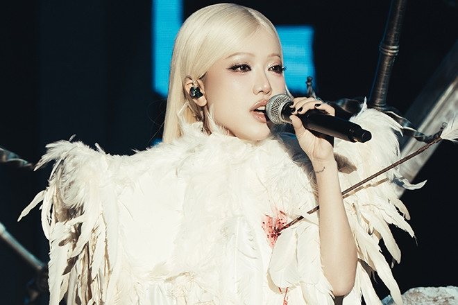 Phùng Khánh Linh khóc trước 2000 khán giả, kể quá khứ nhiều nỗi đau