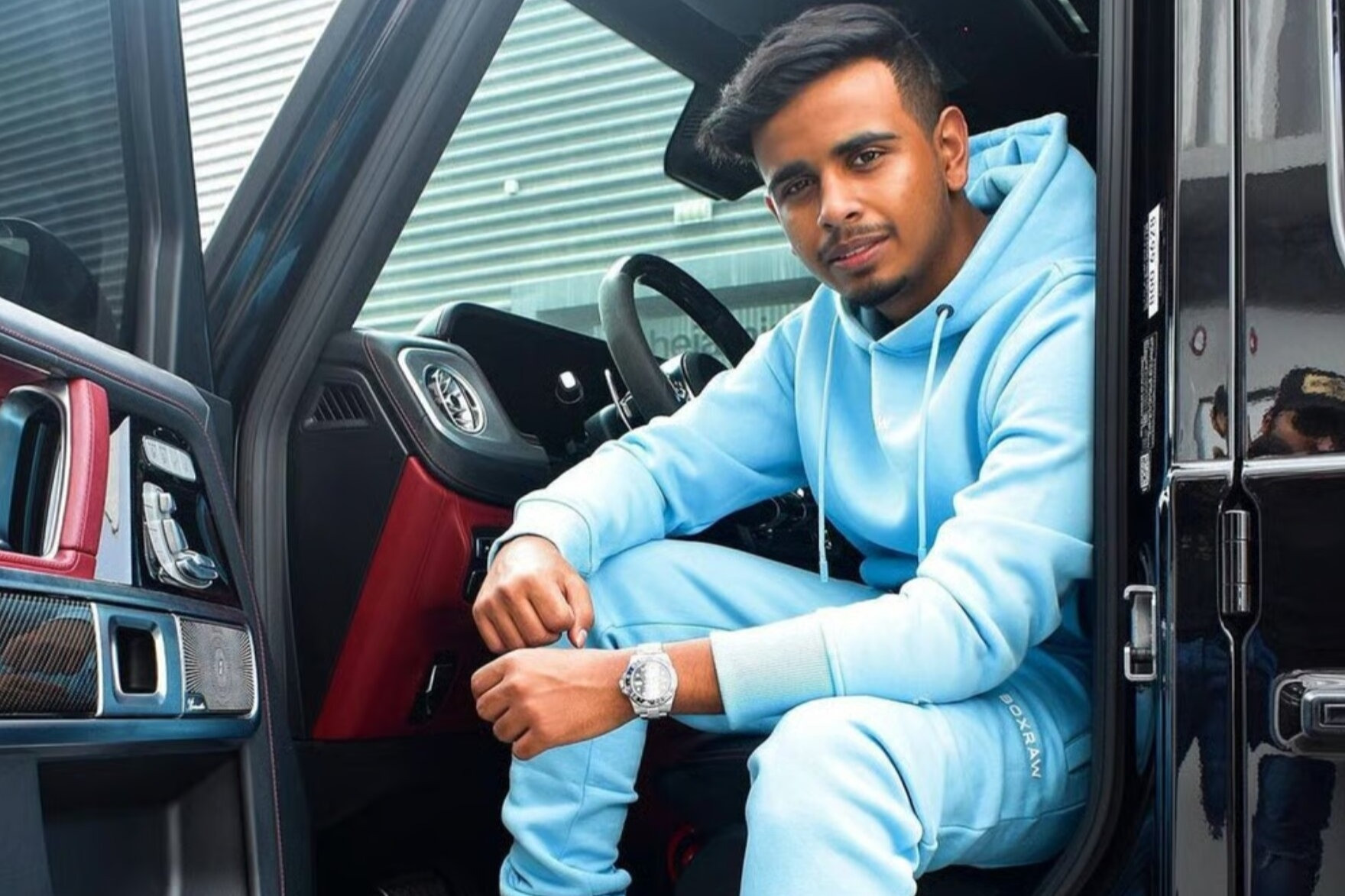 Rich kid Dubai: 16 tuổi được tặng siêu xe, nuôi thú hoang trong nhà, giờ ra sao?