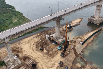 Sau sự cố trơ lõi thép, rầm rộ máy móc sửa chữa trụ cầu Sông Lô