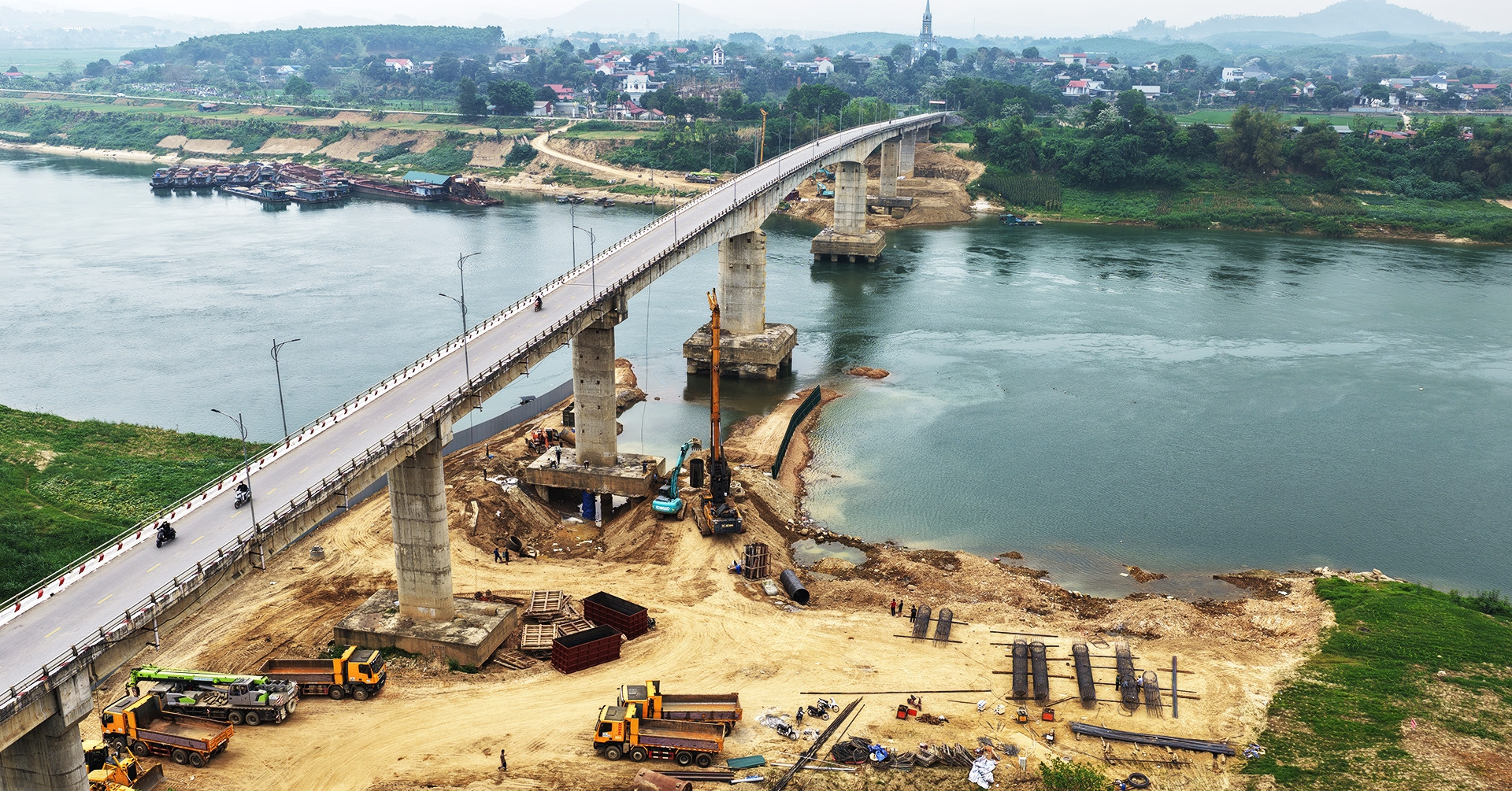 Sau sự cố trơ lõi thép, rầm rộ máy móc sửa chữa trụ cầu Sông Lô