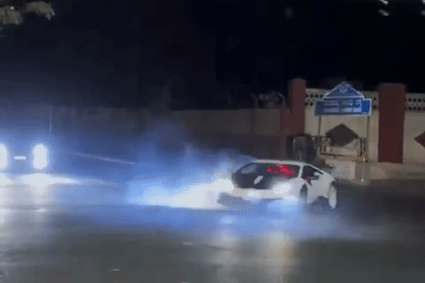 Tài xế siêu xe Lamborghini biểu diễn drift giữa đường phố, cảnh sát vào cuộc