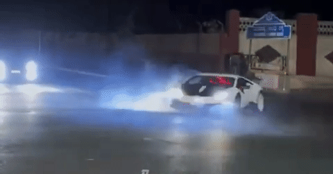 Tài xế siêu xe Lamborghini biểu diễn drift giữa đường phố, cảnh sát vào cuộc