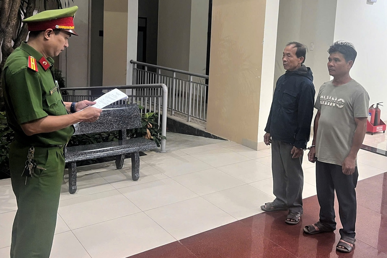 Tạm giữ hình sự 2 người đàn ông nhiều lần xâm hại cháu bé 13 tuổi