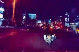 TPHCM: Công an phường hú còi mở đường, đưa người phụ nữ nghi tai biến đi cấp cứu