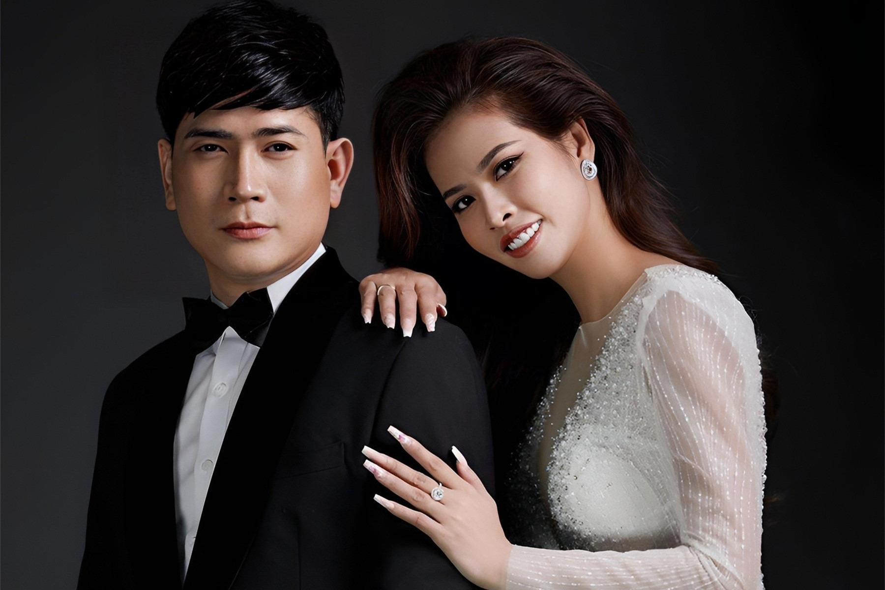 Vợ ca sĩ Quách Thành Danh sinh 5 con vẫn vòng eo nhỏ xíu, chồng mê tít