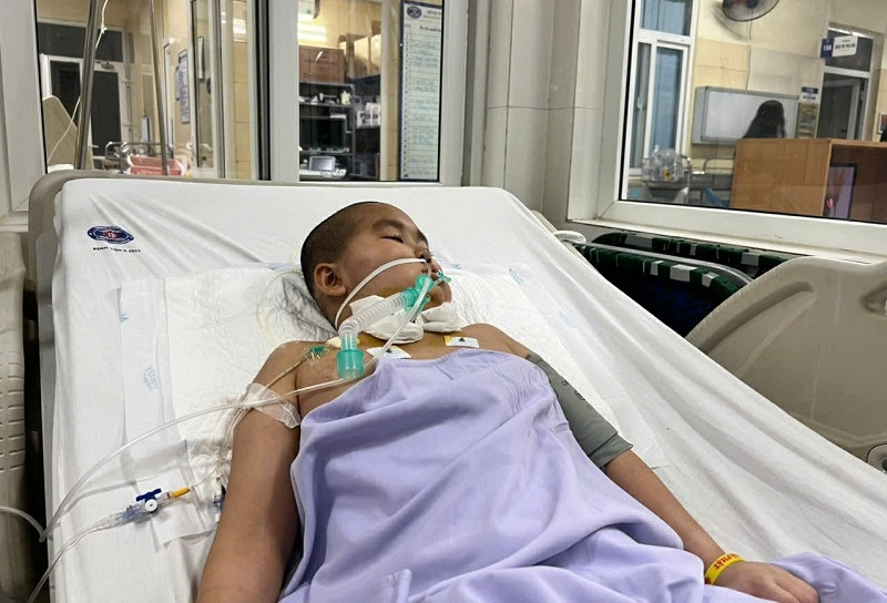 6 lần lên bàn mổ, bé trai 11 tuổi nguy kịch, mẹ đơn thân cầu cứu