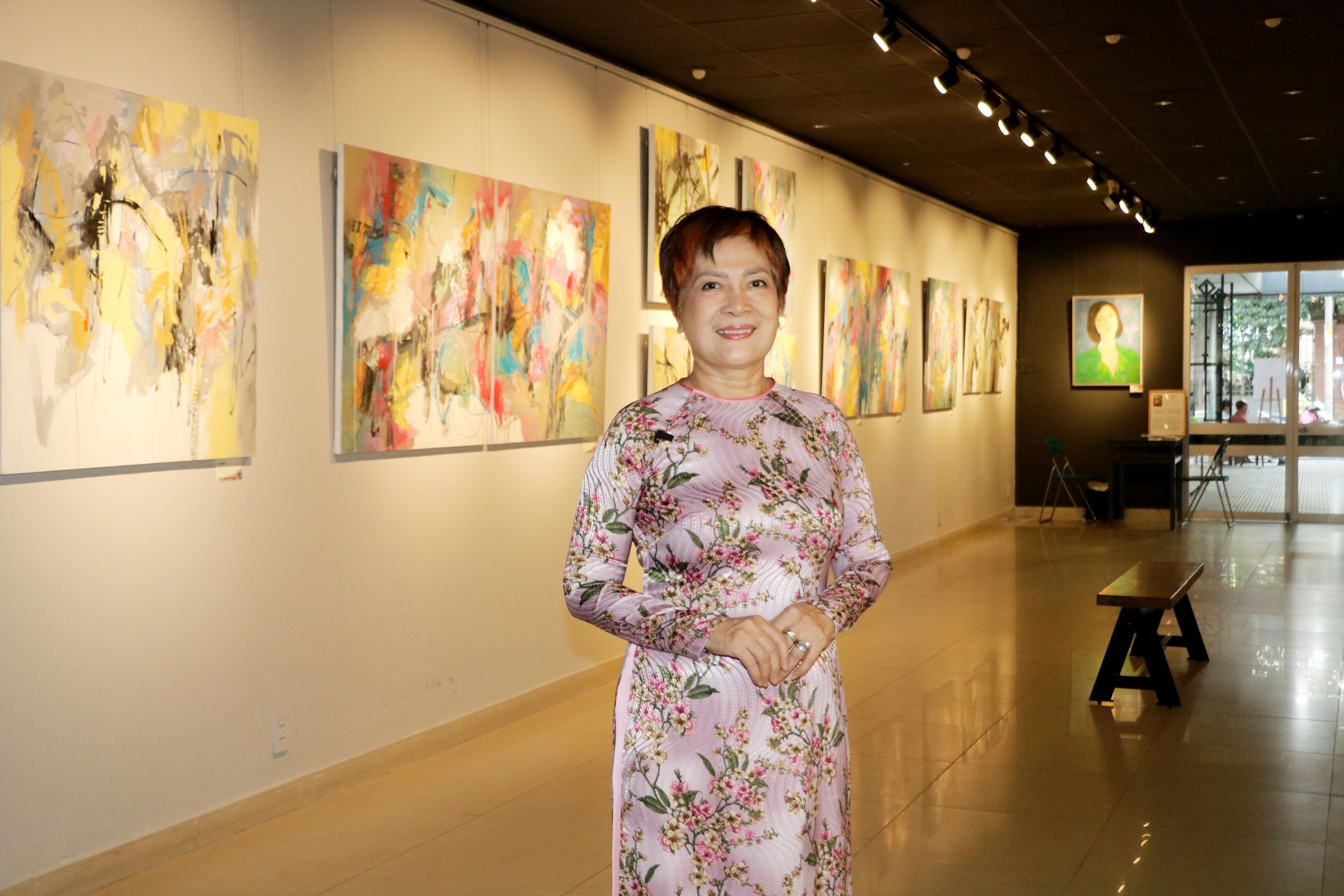 batch_H4  Họa sĩ Đoàn Mai Thủy bên các tác phẩm của mình(4).jpg