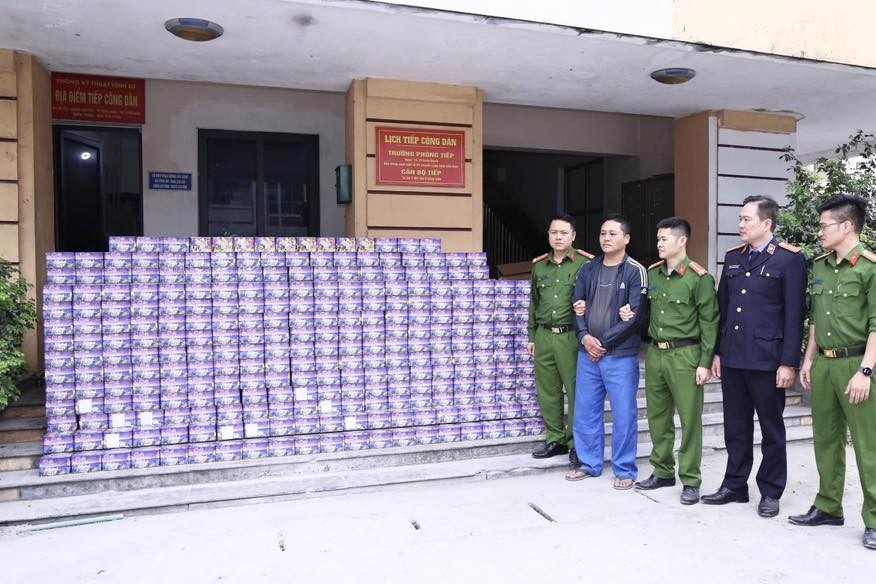 Cảnh sát chặn ô tô chở hơn 700kg hàng cấm, Phan Thanh Hương ra đầu thú