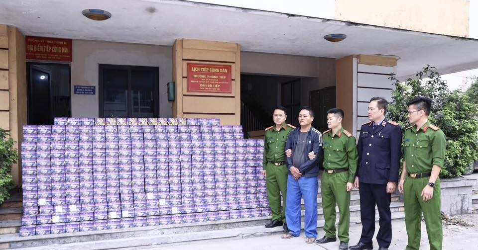 Cảnh sát chặn ô tô chở hơn 700kg hàng cấm, Phan Thanh Hương ra đầu thú