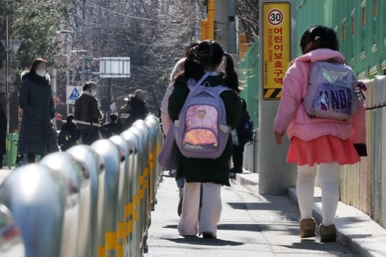 Cha mẹ có bằng tiến sĩ chi gấp đôi cho học thêm so với người chỉ tốt nghiệp THPT