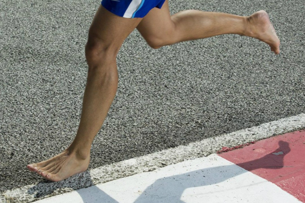 Chạy bộ chân trần lợi ít, hại nhiều