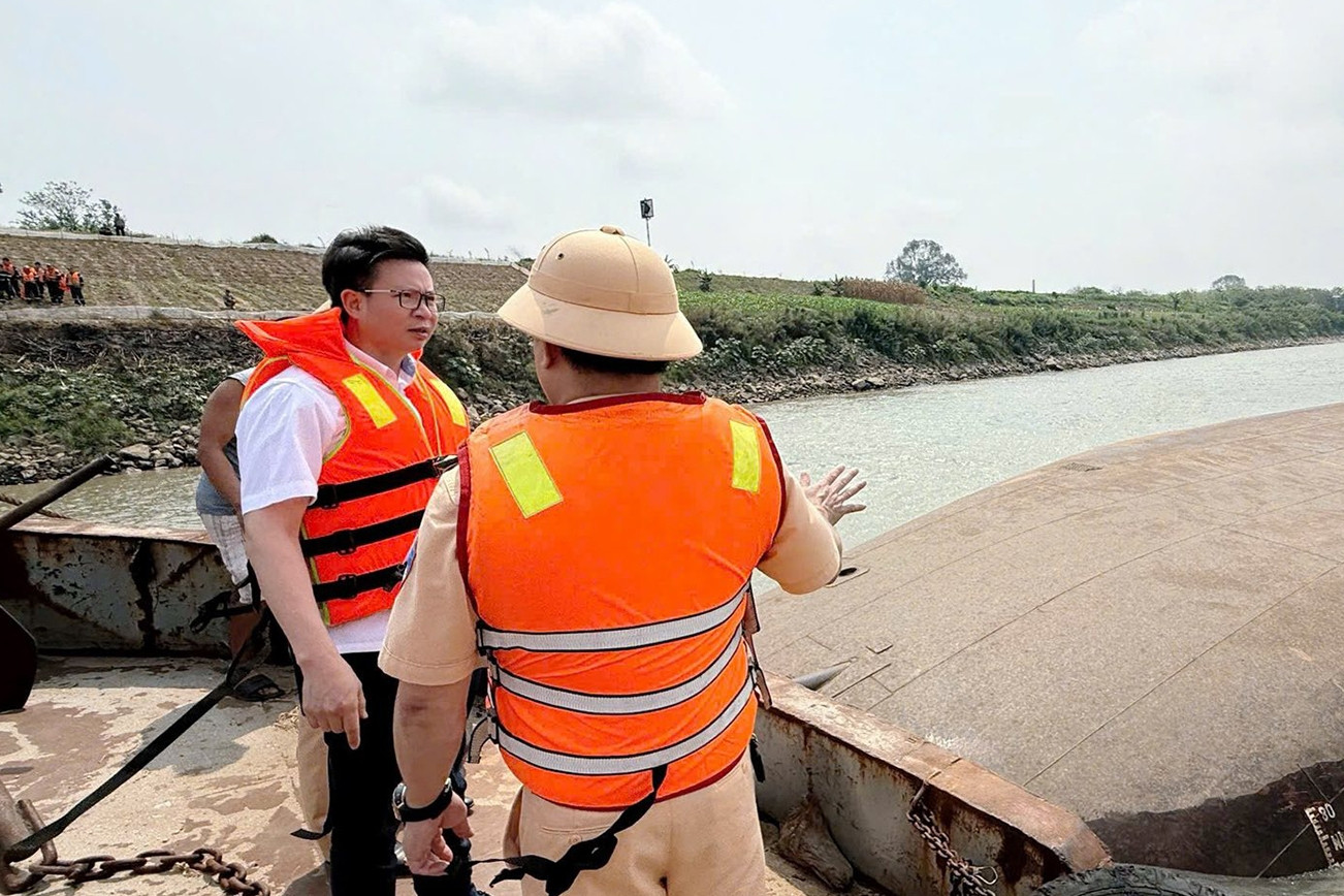 Chìm tàu ở Phú Thọ, Thiếu tướng Nguyễn Minh Tuấn trực tiếp chỉ đạo tìm kiếm