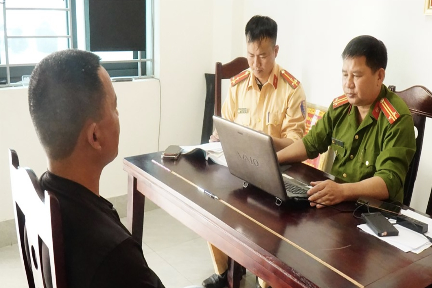 Chưa phát hiện dấu hiệu tội phạm trong vụ tài xế đỗ ô tô chắn đường ở Nghệ An