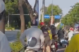 Clip hai người đàn ông lao vào ẩu đả trên đại lộ ở TPHCM gây hỗn loạn