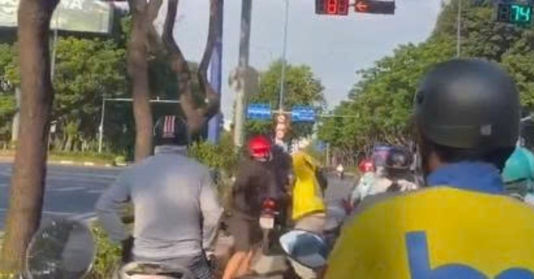 Clip hai người đàn ông lao vào ẩu đả trên đại lộ ở TPHCM gây hỗn loạn