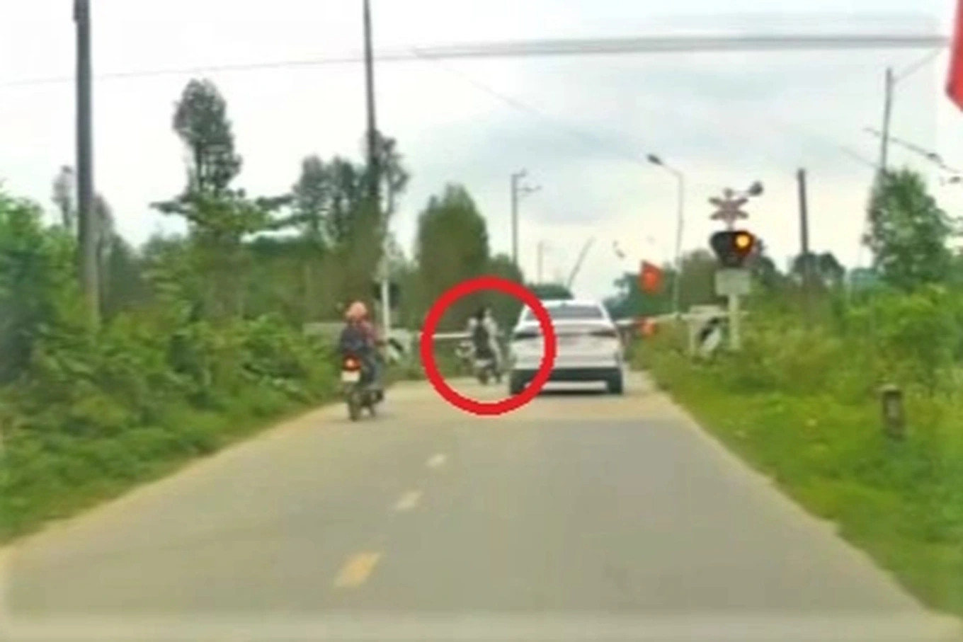  Clip ‘thót tim’ hai nữ sinh liều lĩnh băng qua đường ray khi tàu hỏa đang ập tới 