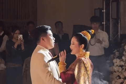 Cô dâu Lào hát tiếng Việt tặng chú rể, quan khách ngỡ ngàng vì quá hay