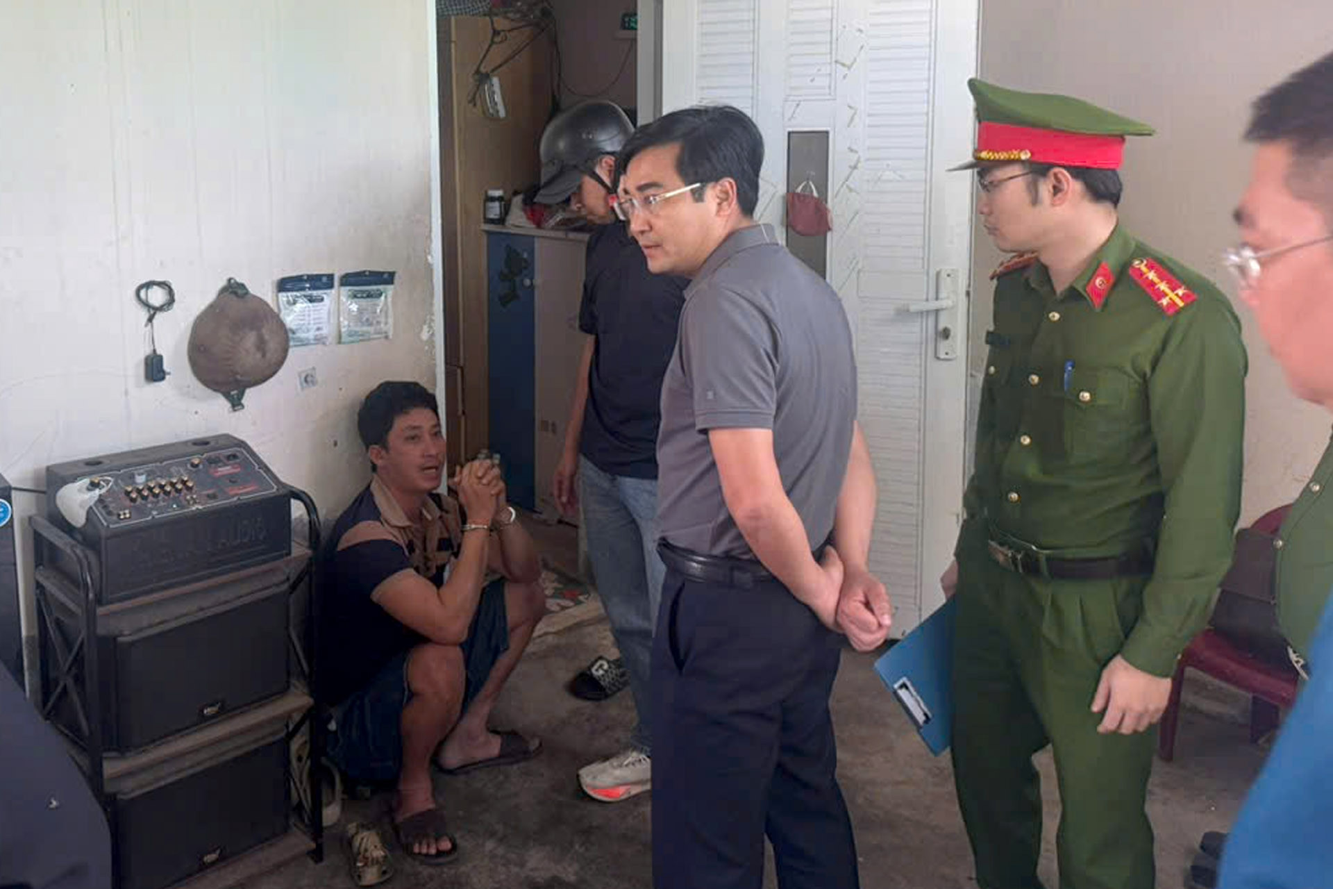 Cuộc đột kích xưởng sản xuất đạn và phút giáp mặt 'ông trùm' bên nồi chì đỏ lửa