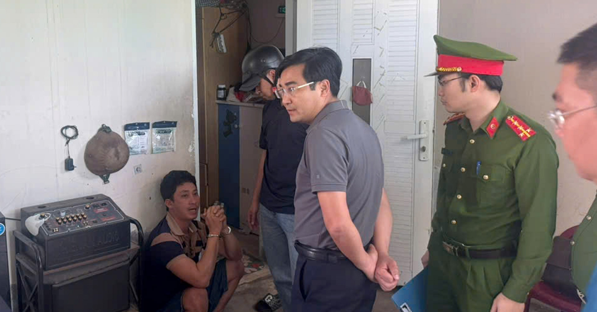 Cuộc đột kích xưởng sản xuất đạn và phút giáp mặt 