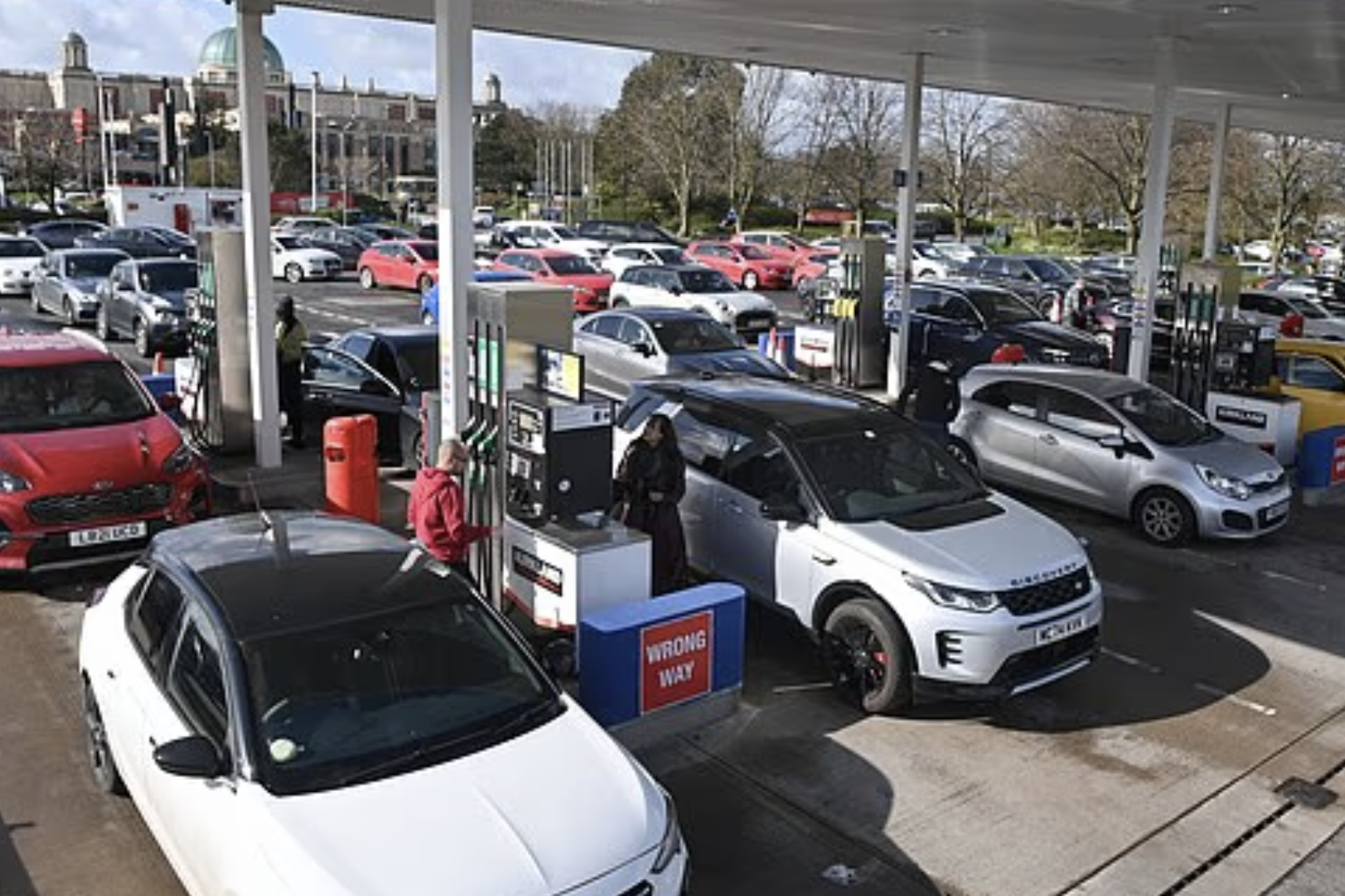 Giá nhiên liệu tăng sốc, tài xế đi trộm xăng, nhân viên trạm bị đe dọa