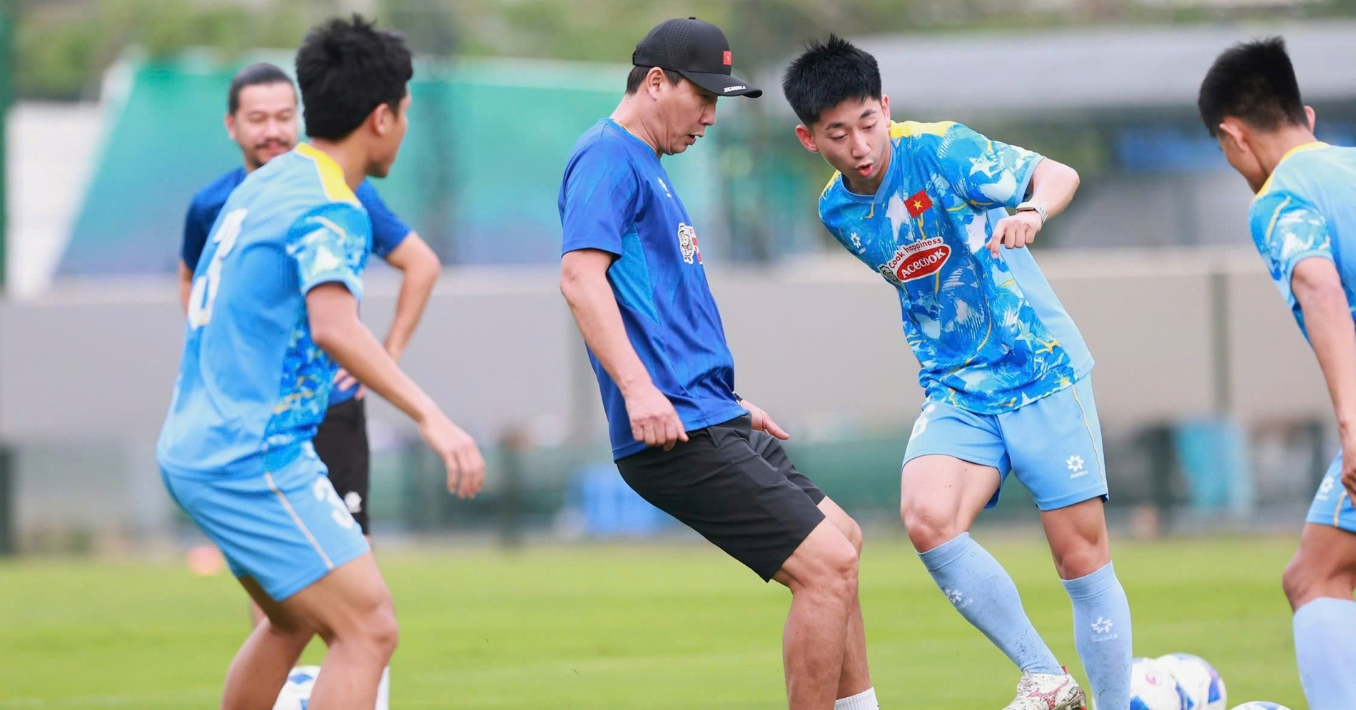 HLV Kim Sang Sik bị cầu thủ 