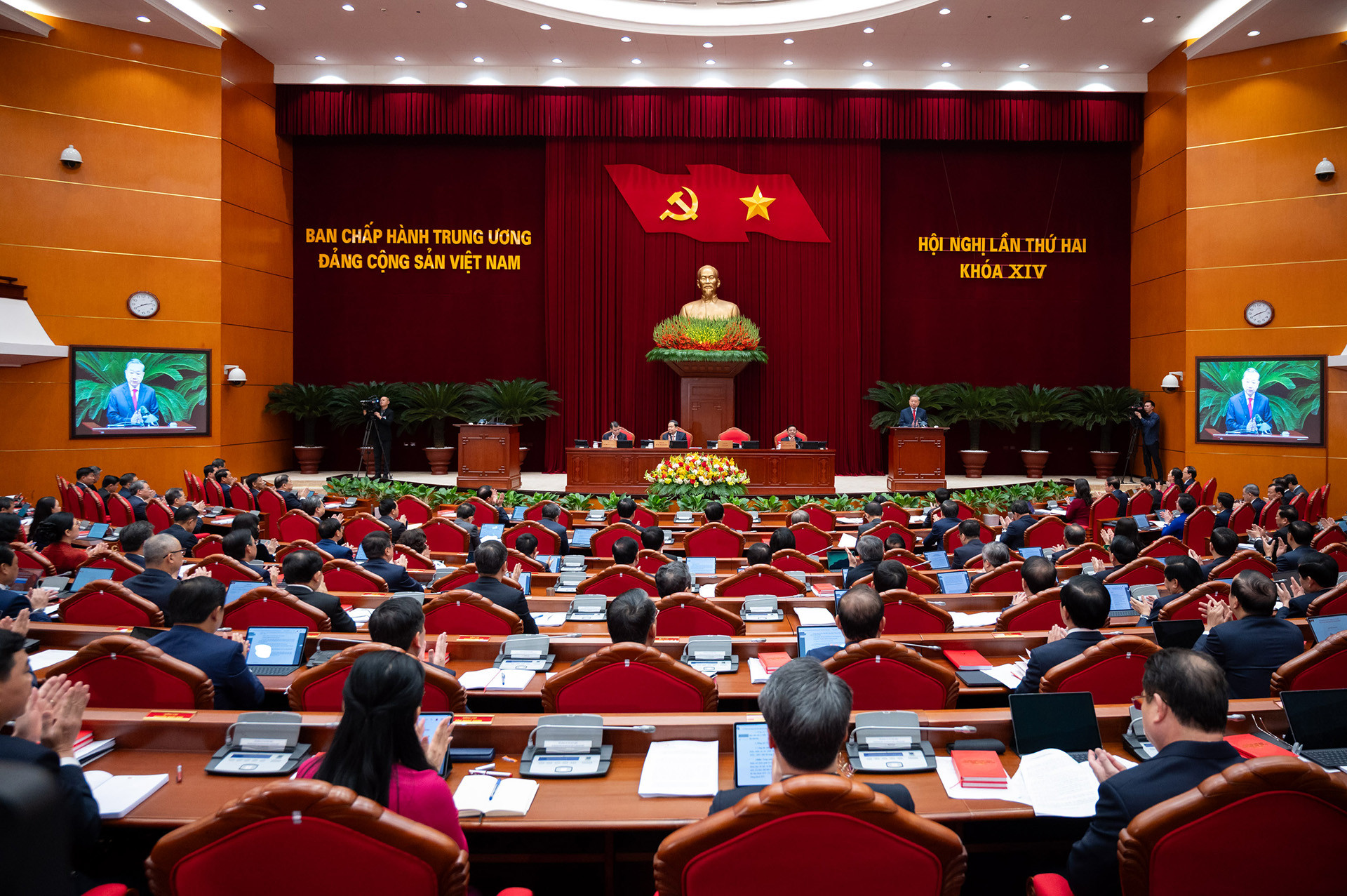 hoi nghi trung uong.jpg