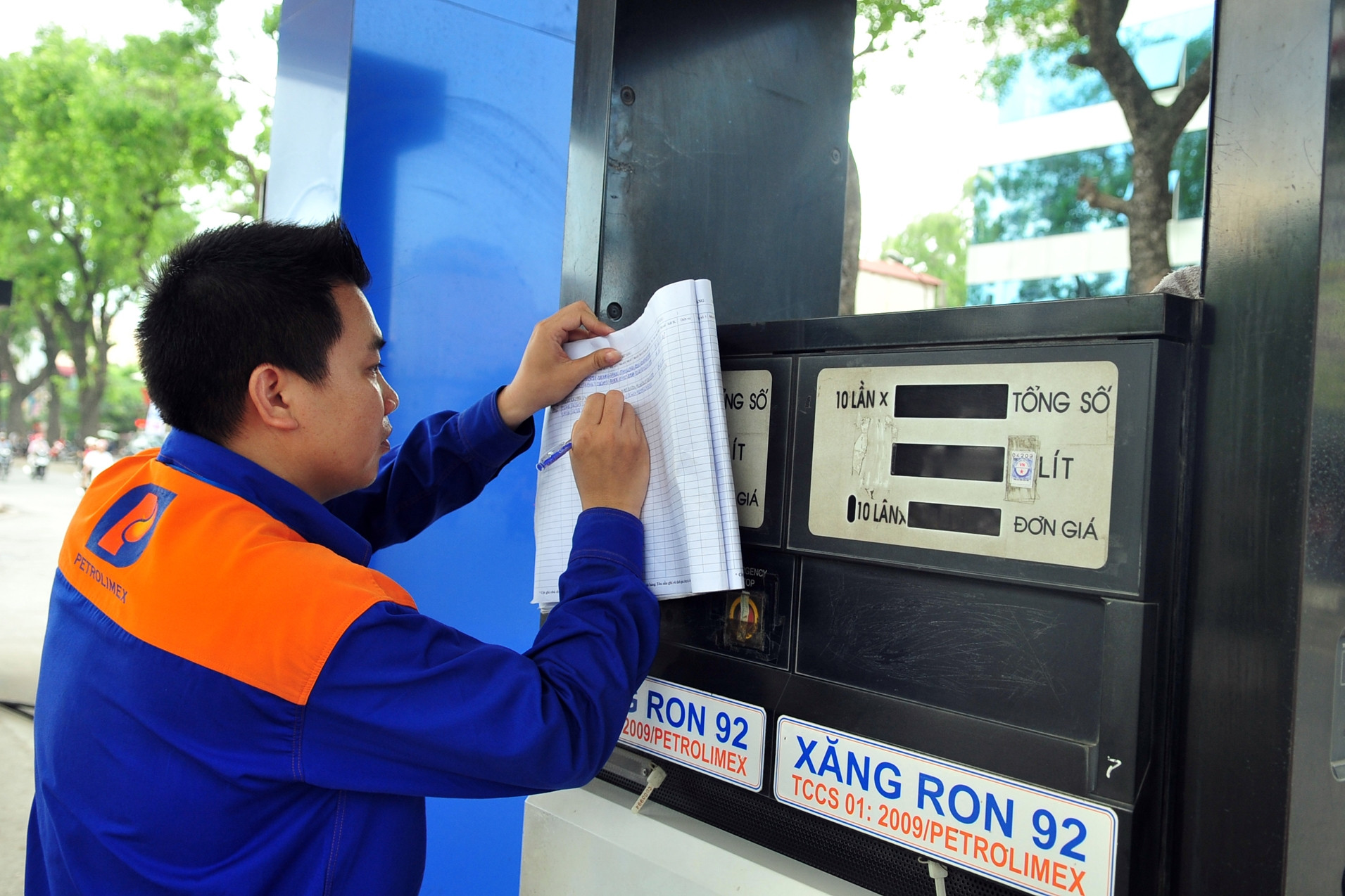 Khi “bàn tay Nhà nước” giữ nhịp thị trường xăng dầu