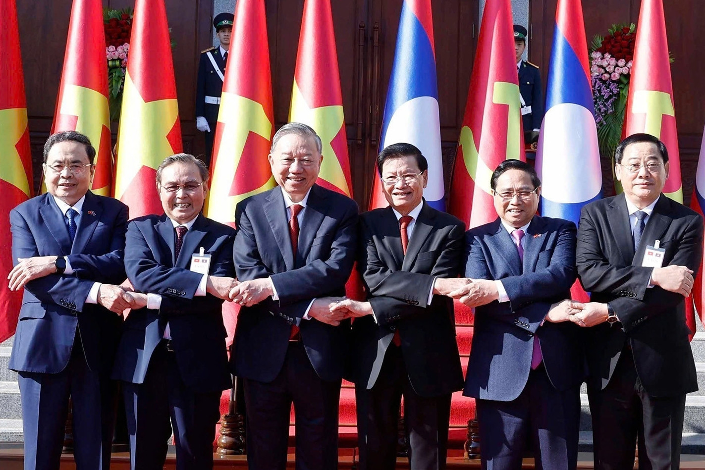 Lãnh đạo cấp cao Việt Nam chúc mừng ban lãnh đạo mới của Lào