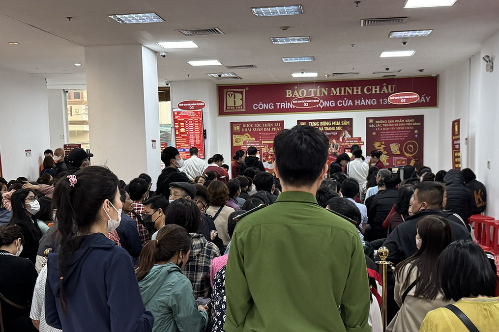 Tiệm vàng ồ ạt 'xả hàng', cho mua thoải mái khi giá chênh tới gần 30 triệu/lượng