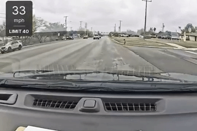  Nữ tài xế nhanh tay cứu bé trai mặc bỉm chạy ra đường 