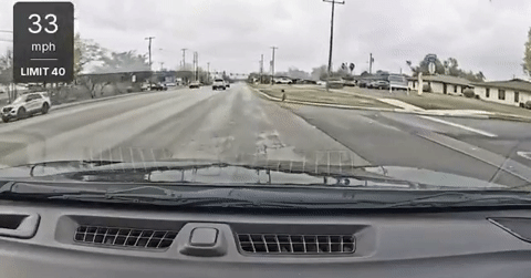 Nữ tài xế nhanh tay cứu bé trai mặc bỉm chạy ra đường